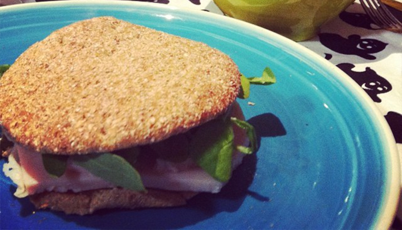 Sandwich de thins – Pavo, rúcula, queso y mermelada de cebolla