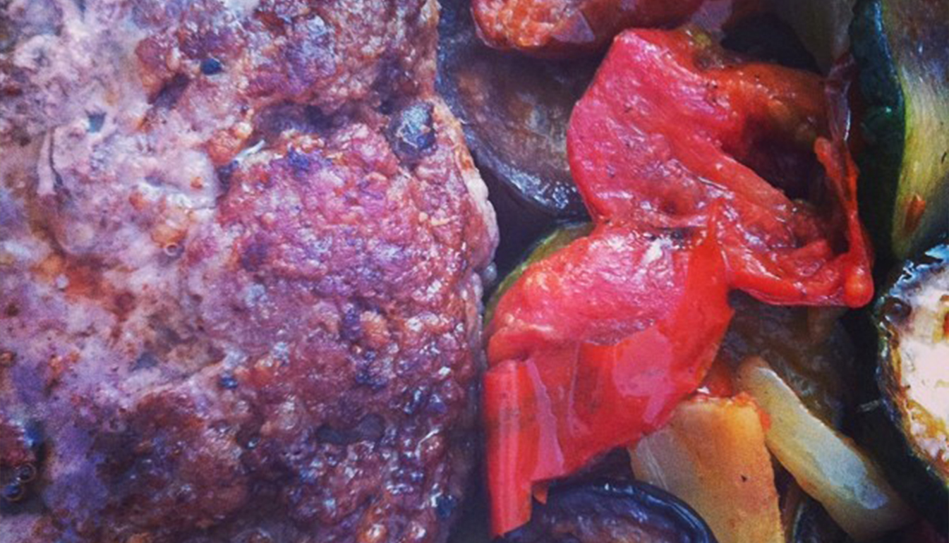 Carne de hamburguesa de ternera y verduras a la plancha